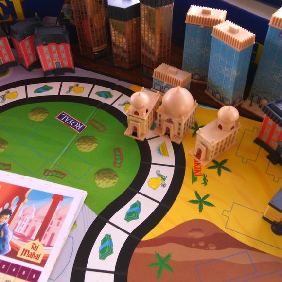 Hotel board game Spanish Version real-estate game 3 dimensional buildings player - Picture 9 of 16